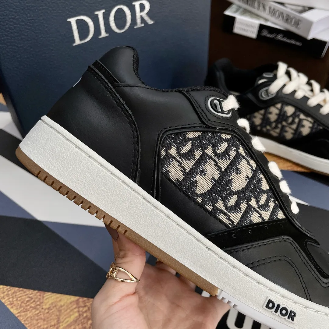 👟👟Ex-factory price 480👟👟 Male +10 (3D printing +20) Dior Dior🔥Counter genuine 1-1 top version (you can compare with the original version) The top version is made, not blown out👍 👫Contrast color positioning and splicing design! Fashionable and casual personality! Look like a goddess on your feet! Simple line design, three-dimensional cutting, super invincible and stylish, looks good no matter how you match it. The super popular elements and colors make the whole set youthful and beautiful. It can easily catch the eye in the crowd. It is casual, comfortable, fashionable and versatile, a high-quality casual suit with no sense of age. ✅Fabrics: imported first-layer cowhide + high-tech laser technology. ✅Inner lining: imported transparent silk fabric. ✅Feet: original molded feet. ✅Outsole: original molded 1:1 two-color T👟👟factory price U outsole ✅Method: original 1:1 full set of lasts ✅Female size: 35～40 ✅Male size: 38～45